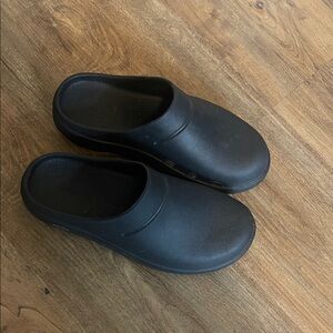 Oofos Black Slip-On Clogs